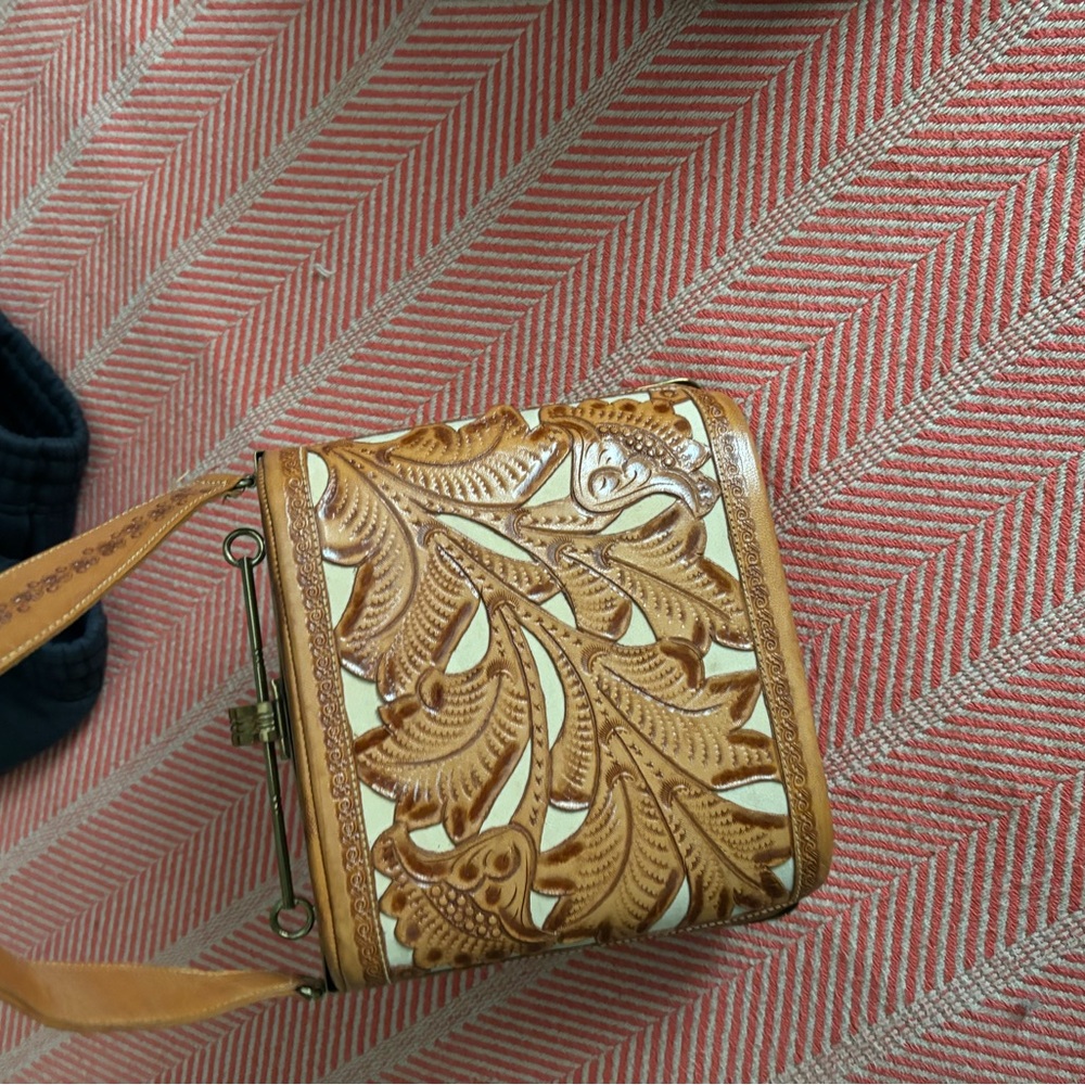 Leather like two-toned handbag - Picture 7 of 12